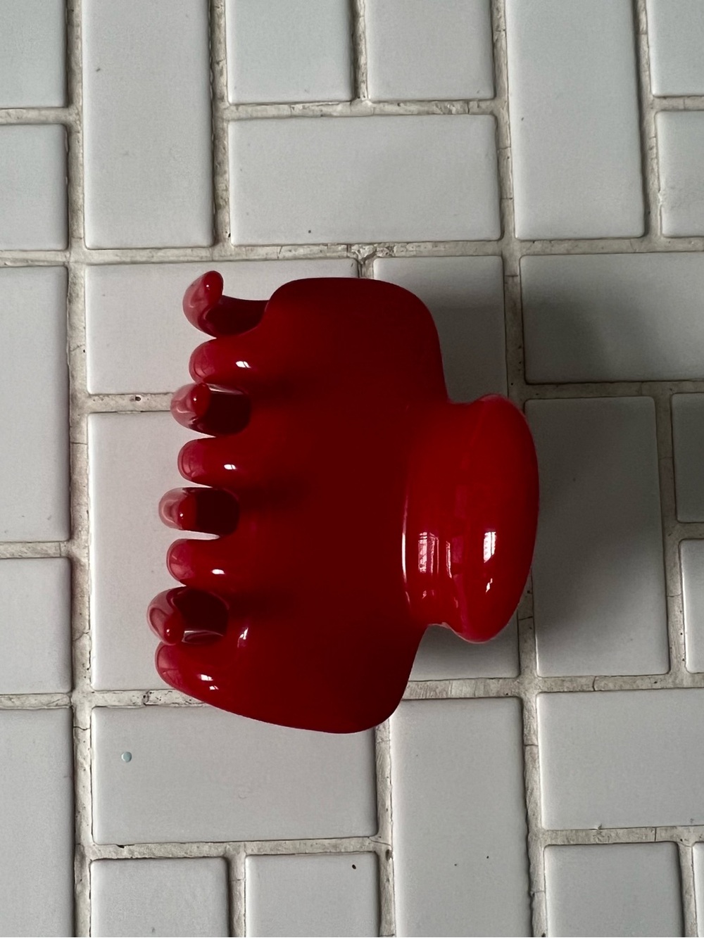 Undo Glossy Red Hair Claw Clip for Effortless Styling